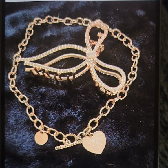 Jewelry - Elegant Gold Women's Necklace with Heart Charm